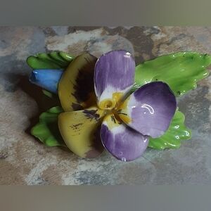 c1940 STAFFORFSHIRE ENGLAND PORCELAIN PANSY BROOCH Lovely!!